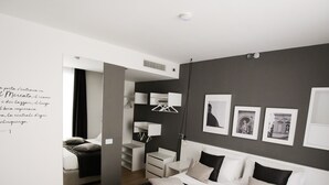 Double Room (Piazza Mercato) | In-room safe, desk, blackout drapes, soundproofing - B&B Lionora (Naples)