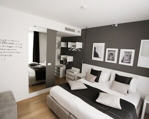 Doppelzimmer (Piazza Mercato) | Zimmersafe, Schreibtisch, Verdunkelungsvorhänge, schallisolierte Zimmer