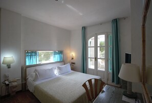 双人房, 1 张特大床, 露台, 海景 | 客房内保险箱、隔音、免费 WiFi、床单