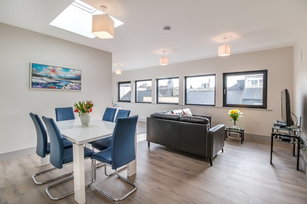 Flat-screen TV, DVD player - Central Park Apartment 2 (Killarney)