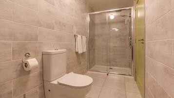 Deluxe Apartment, Multiple Beds | Bathroom | Towels