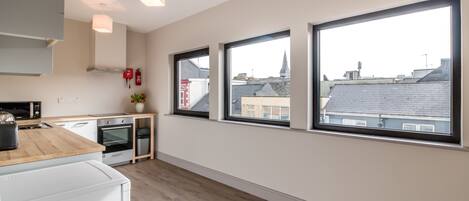 Réfrigérateur, four à micro-ondes, surface de cuisson, lave-vaisselle