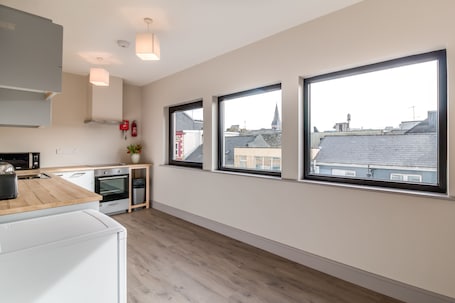 Refrigerador, microondas, placa de cocina, lavavajillas