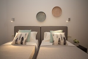 2 bedrooms, soundproofing, iron/ironing board, free cots/infant beds - Villa Kamara Santorini (Santorini)