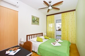 Iron/ironing board, free cots/infant beds, free WiFi, bed sheets - Apartment Topic near Beach (Podstrana)