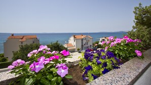 A coastal view with buildings and a clear sky. - Apartment Topic near Beach (Podstrana)