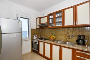 冷蔵庫、コンロ、食器洗い機、コーヒー / ティーメーカー