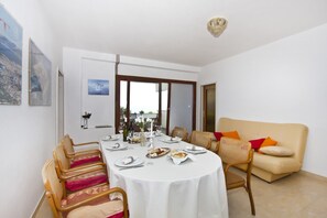 In-room dining - Apartment Topic near Beach (Podstrana)