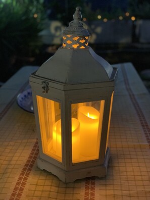 A lantern with two lit candles on a table. - Il Cenacolo Di Sissi (Campagnano di Roma)