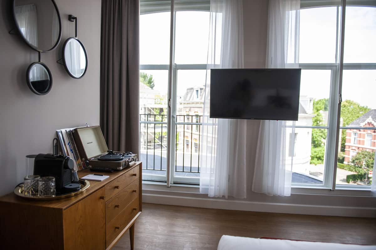 premium bedding, in-room safe, desk, blackout curtains