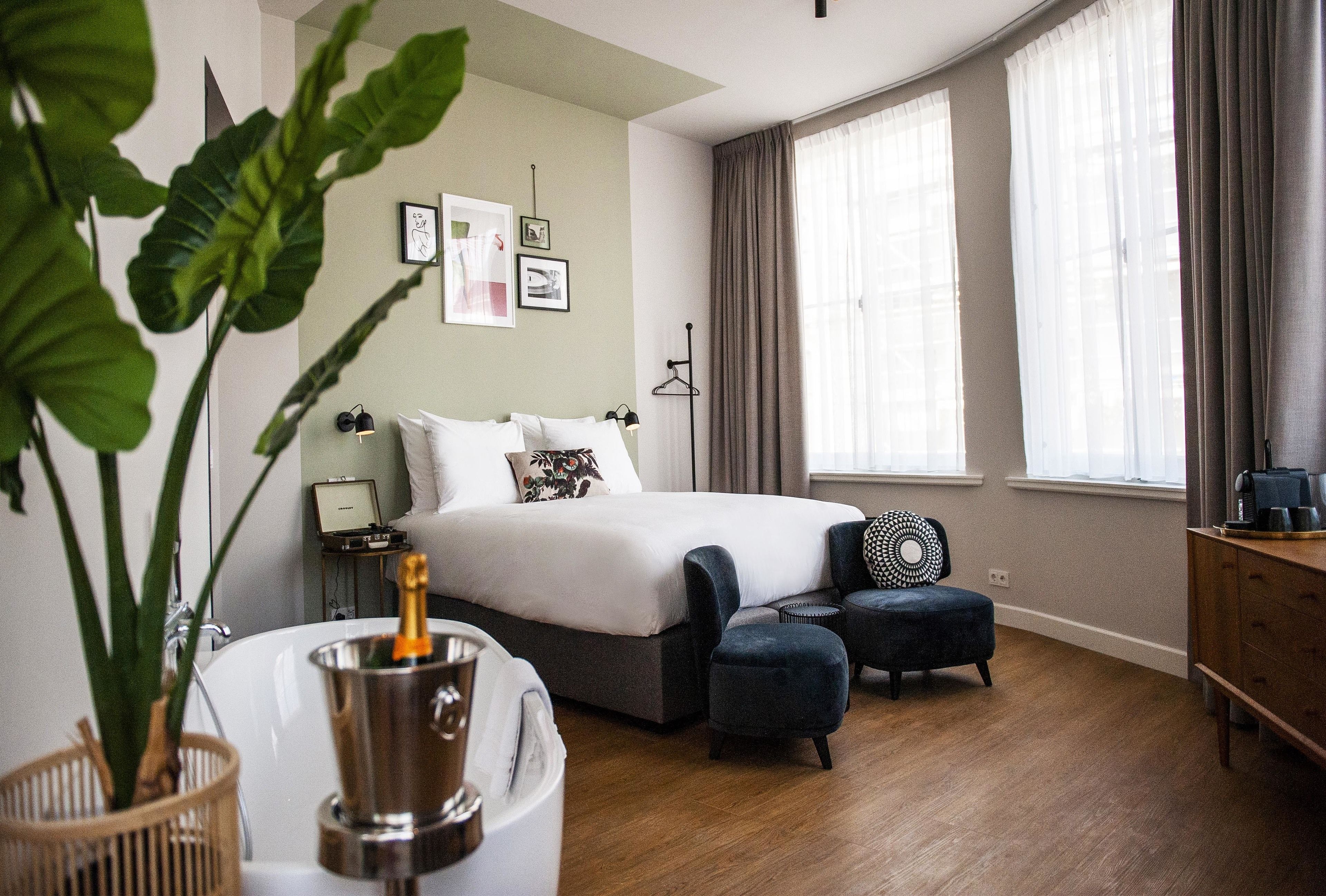 FINCH Supreme | Luxe beddengoed, een kluis op de kamer, een bureau