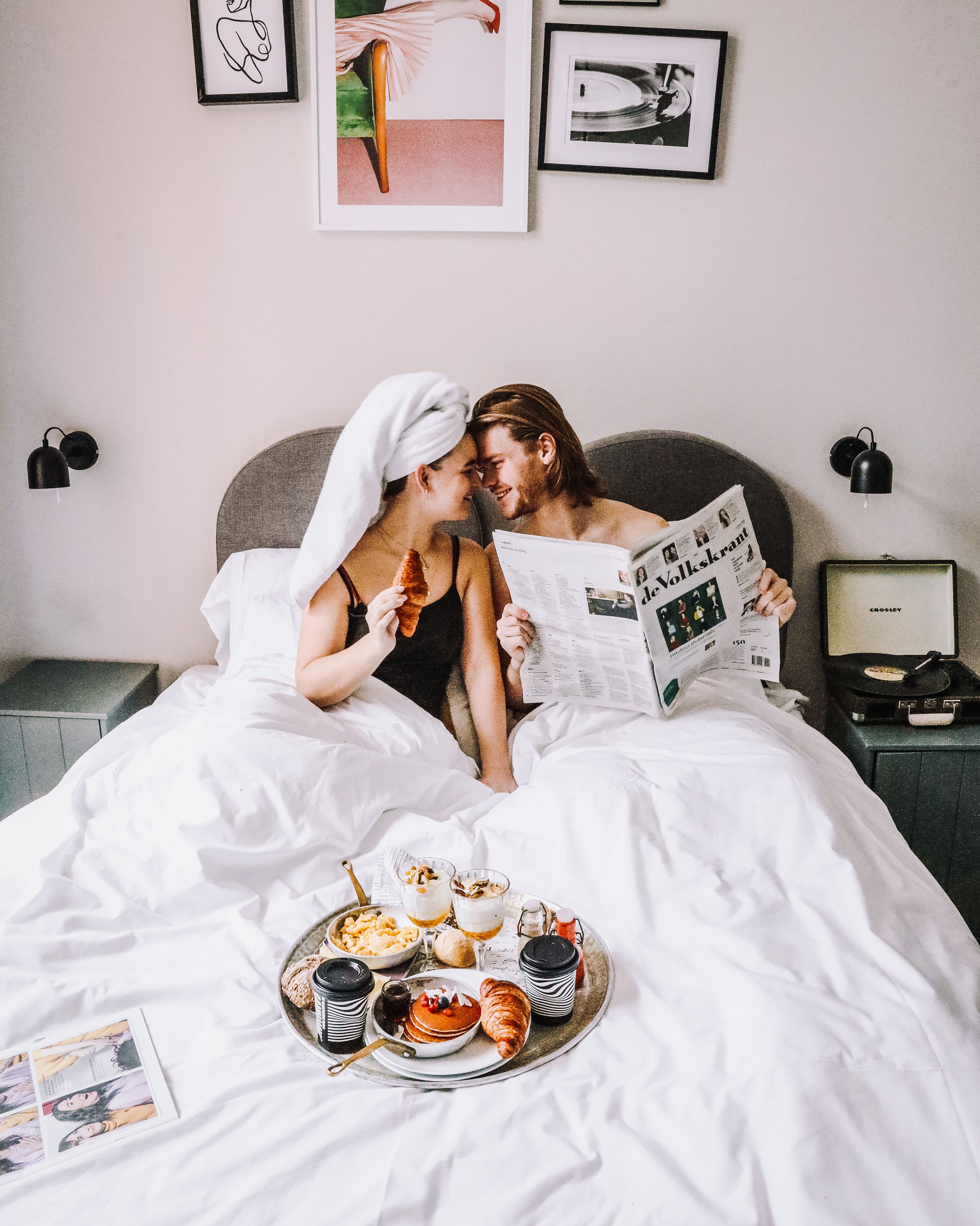 Souterrain Studio | Luxe beddengoed, een kluis op de kamer, een bureau