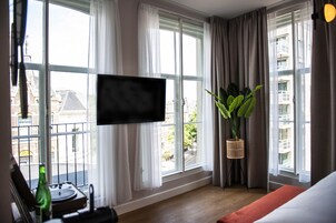 Ropa de cama de alta calidad y caja de seguridad en la habitación 