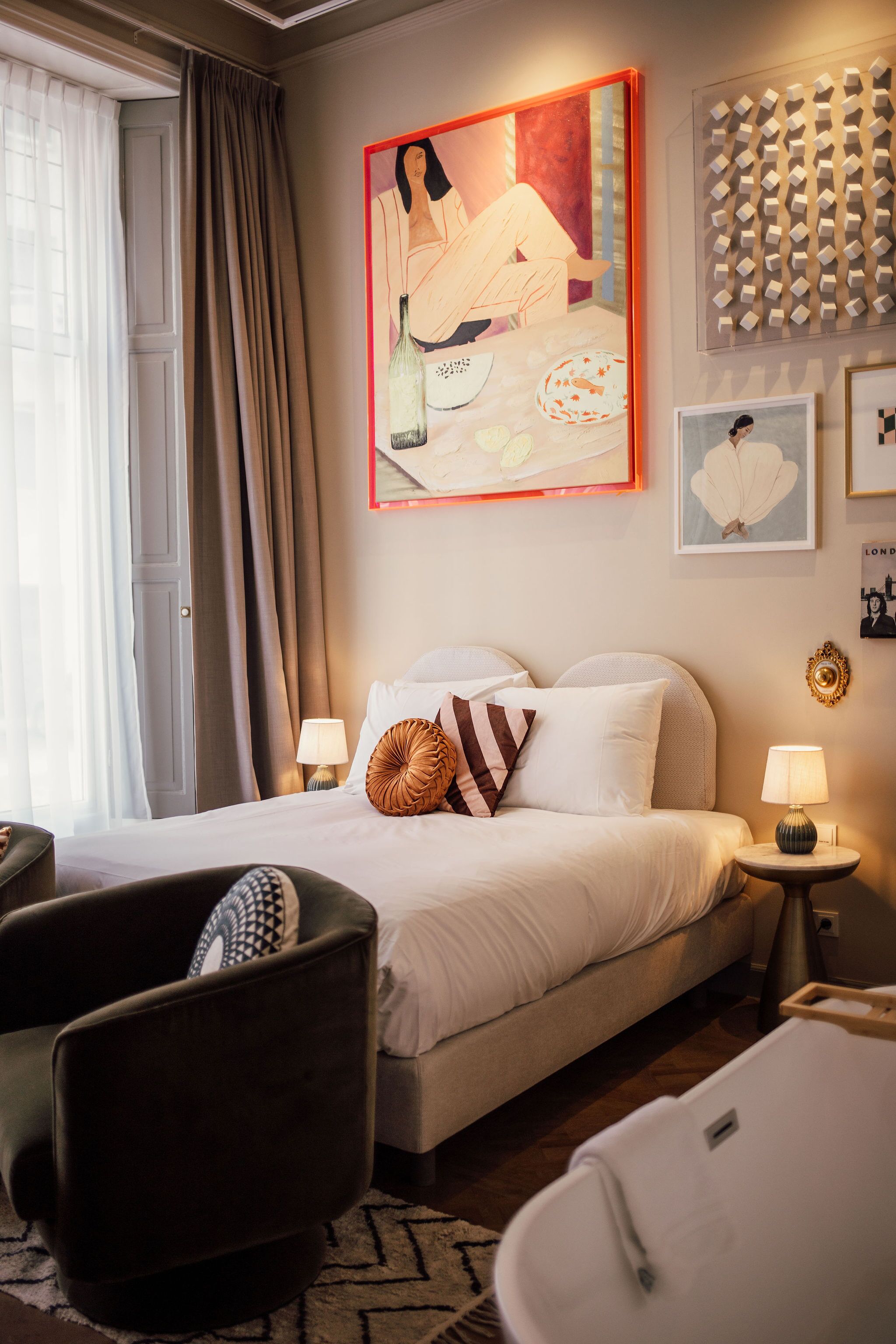 FINCH Supreme | Peralatan tempat tidur premium, peti besi dalam bilik, meja 