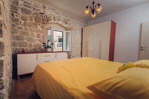 Apartamento, vistas al mar | 3 dormitorios, escritorio, espacio para trabajar con un portátil