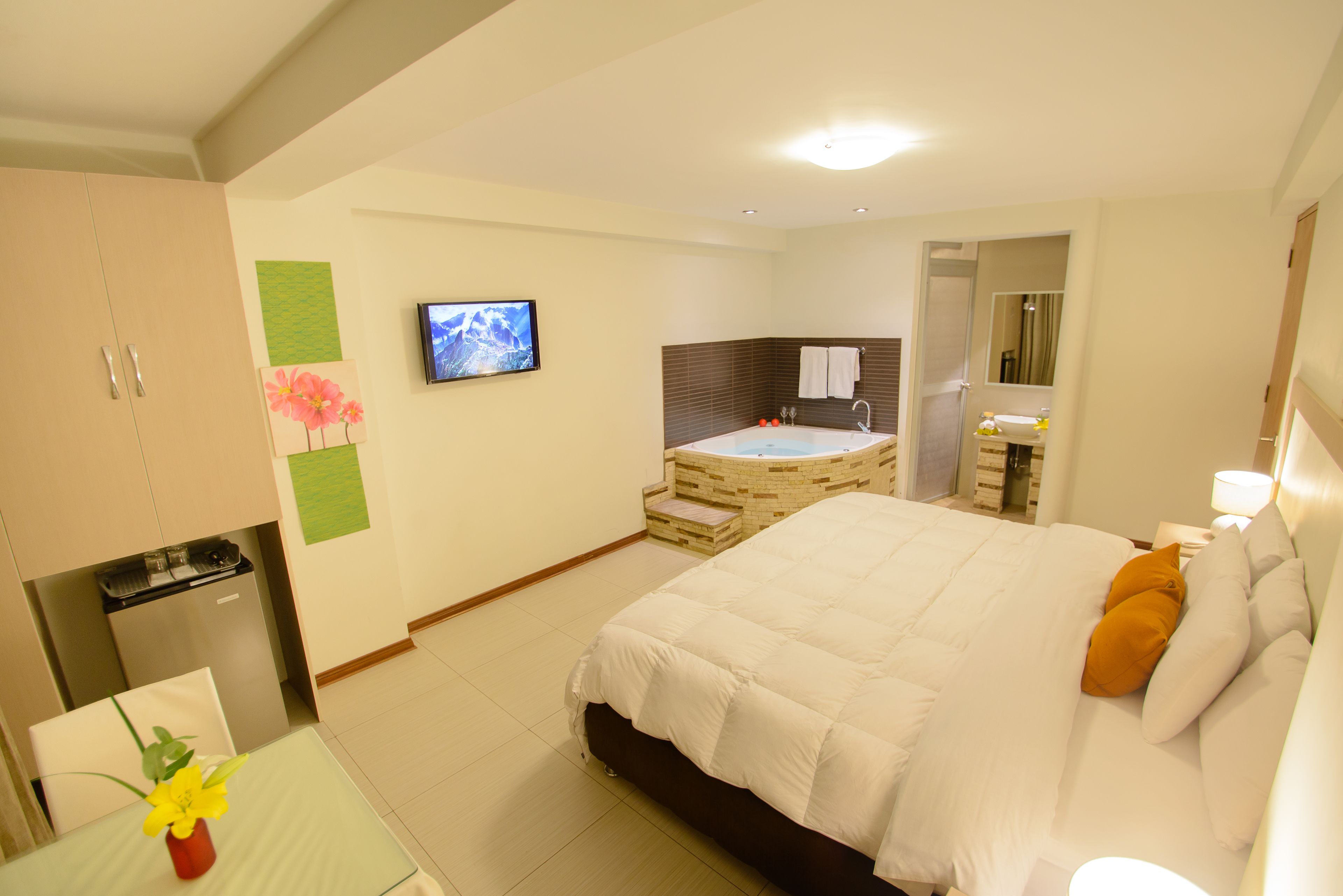 Junior Suite, 1 King Bed, Jetted Tub | In-room safe, desk, iron/ironing board, free WiFi