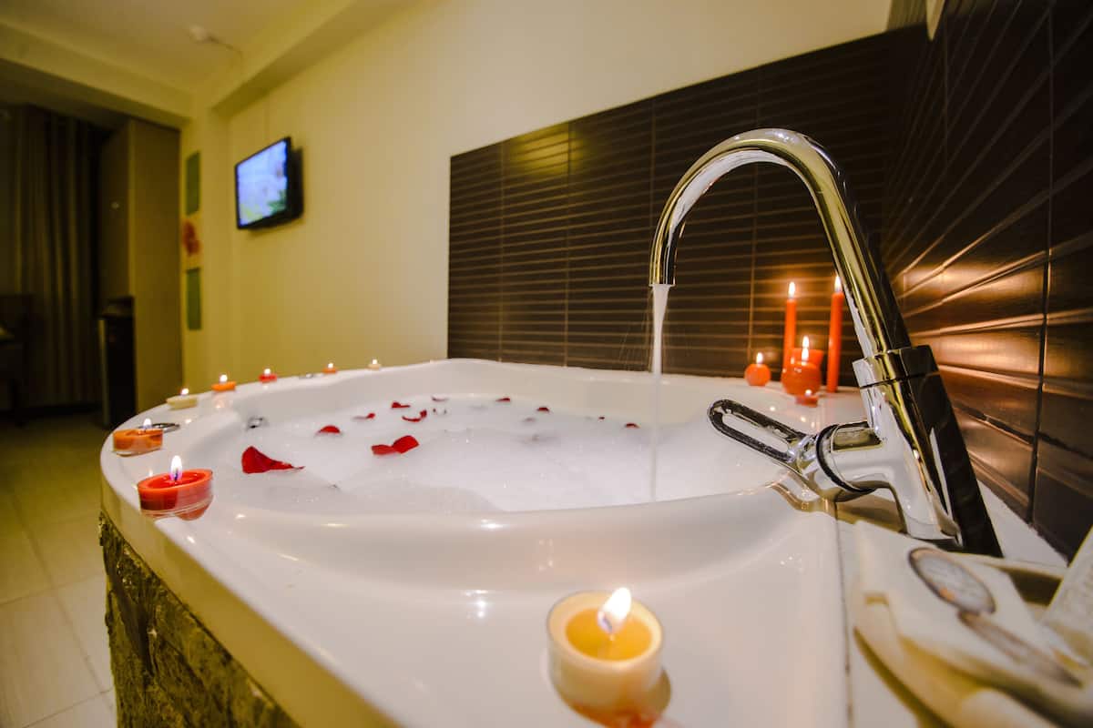 Junior-Suite, 1 King-Bett, Whirlpool | Zimmersafe, Schreibtisch, Bügeleisen/Bügelbrett, kostenloses WLAN