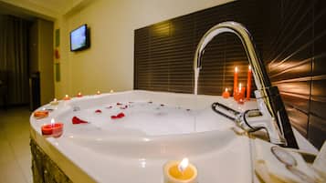 Junior Suite, 1 King Bed, Jetted Tub | In-room safe, desk, iron/ironing board, free WiFi