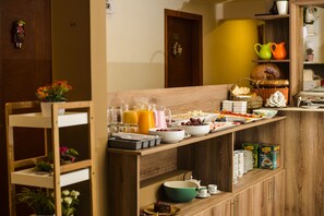 Desayuno completo gratuito y diario