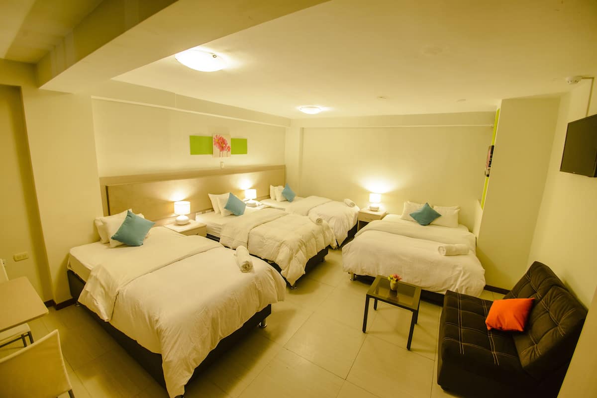 Deluxe-Vierbettzimmer | Zimmersafe, Schreibtisch, Bügeleisen/Bügelbrett, kostenloses WLAN