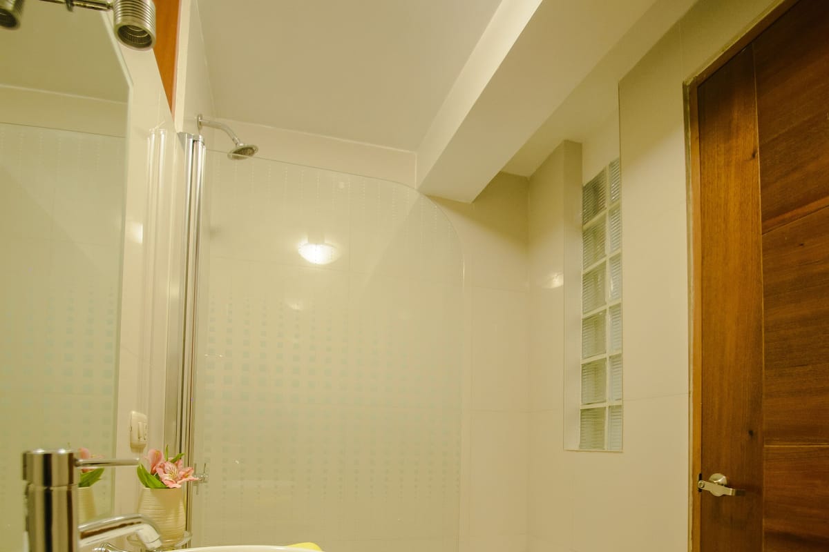 Duschwanne, Haartrockner, Handtücher, Seife