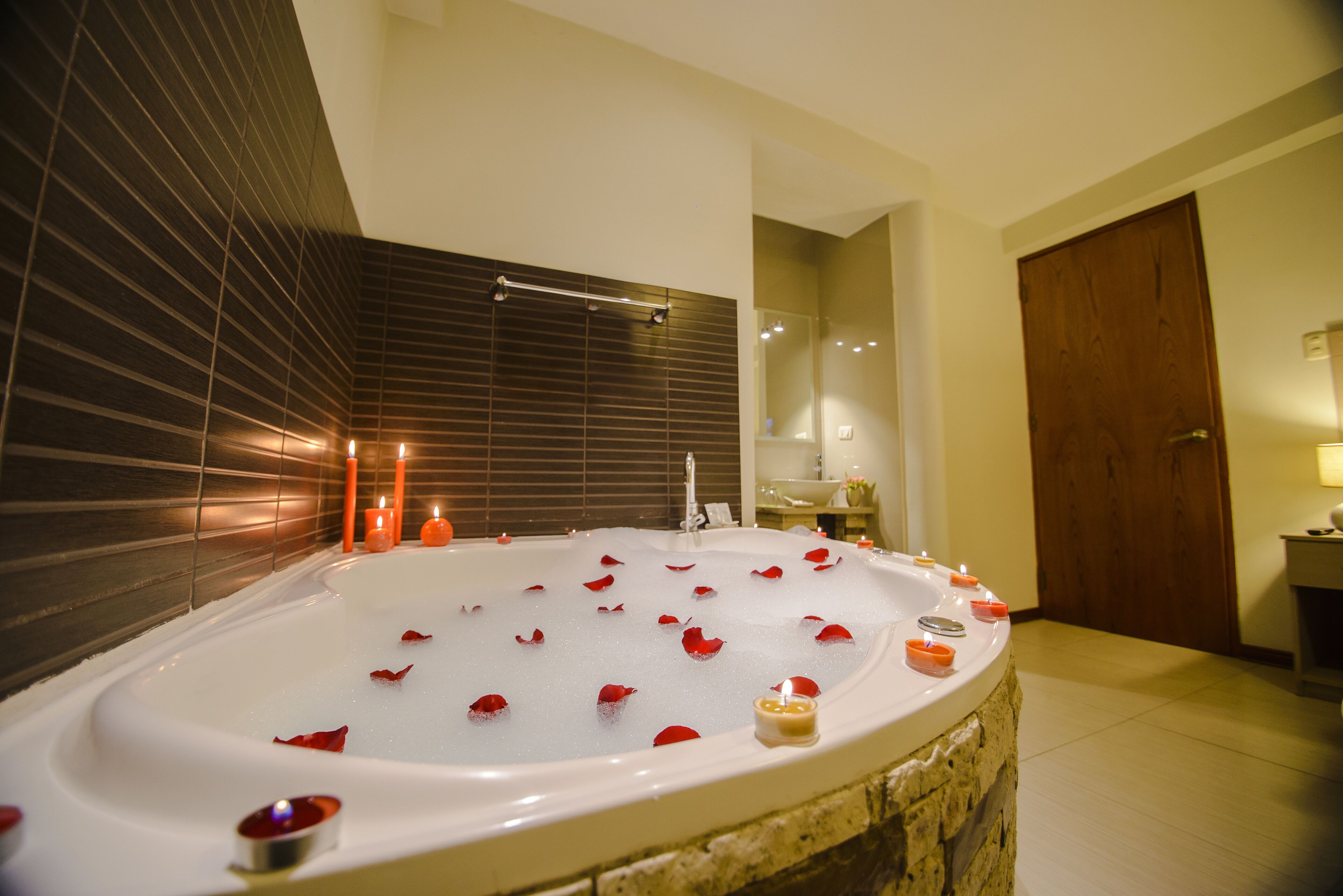 junior suite, 1 king bed, jetted tub | in-room safe, desk, iron/ironing board, free wifi