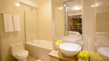 Quarto luxo, 1 cama King | Banheiro | Chuveiro/banheira combinados, secador de cabelo, toalhas de banho