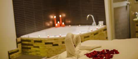 Suite Junior, 1 trĂšs grand lit, bain Ă remous