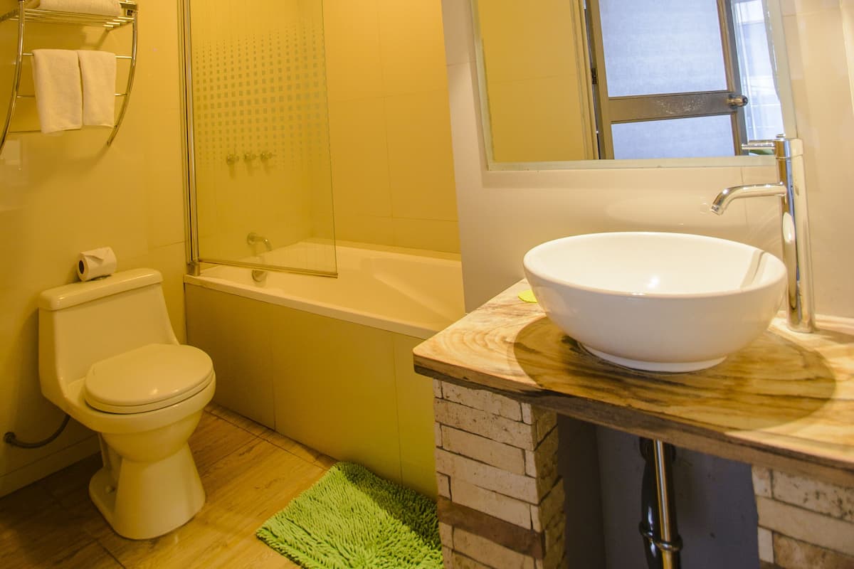 Deluxe-Vierbettzimmer | Badezimmer | Duschwanne, Haartrockner, Handtücher, Seife