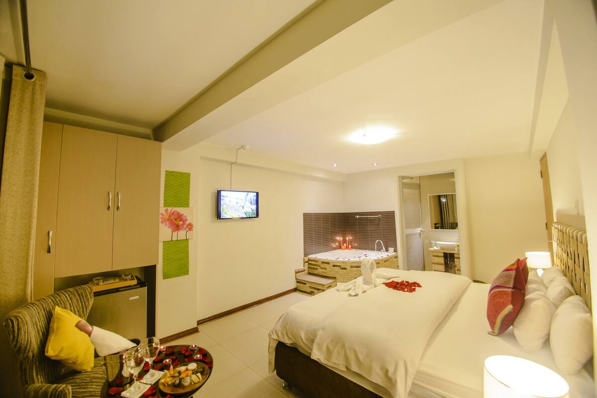 Junior-Suite, 1 King-Bett, Whirlpool