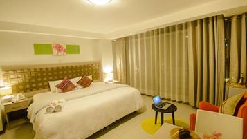 Deluxe Room, 1 King Bed | In-room safe, desk, iron/ironing board, free WiFi