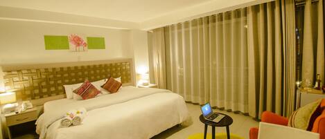 Deluxe Room, 1 King Bed | In-room safe, desk, iron/ironing board, free WiFi