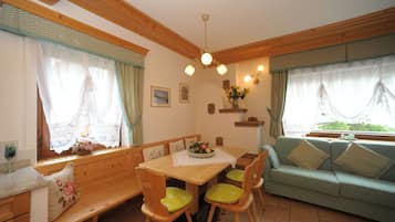 Apartamento, 2 quartos | Área de estar | TV