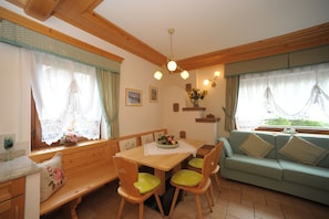 Appartement, 2 chambres | Coin séjour | Télévision