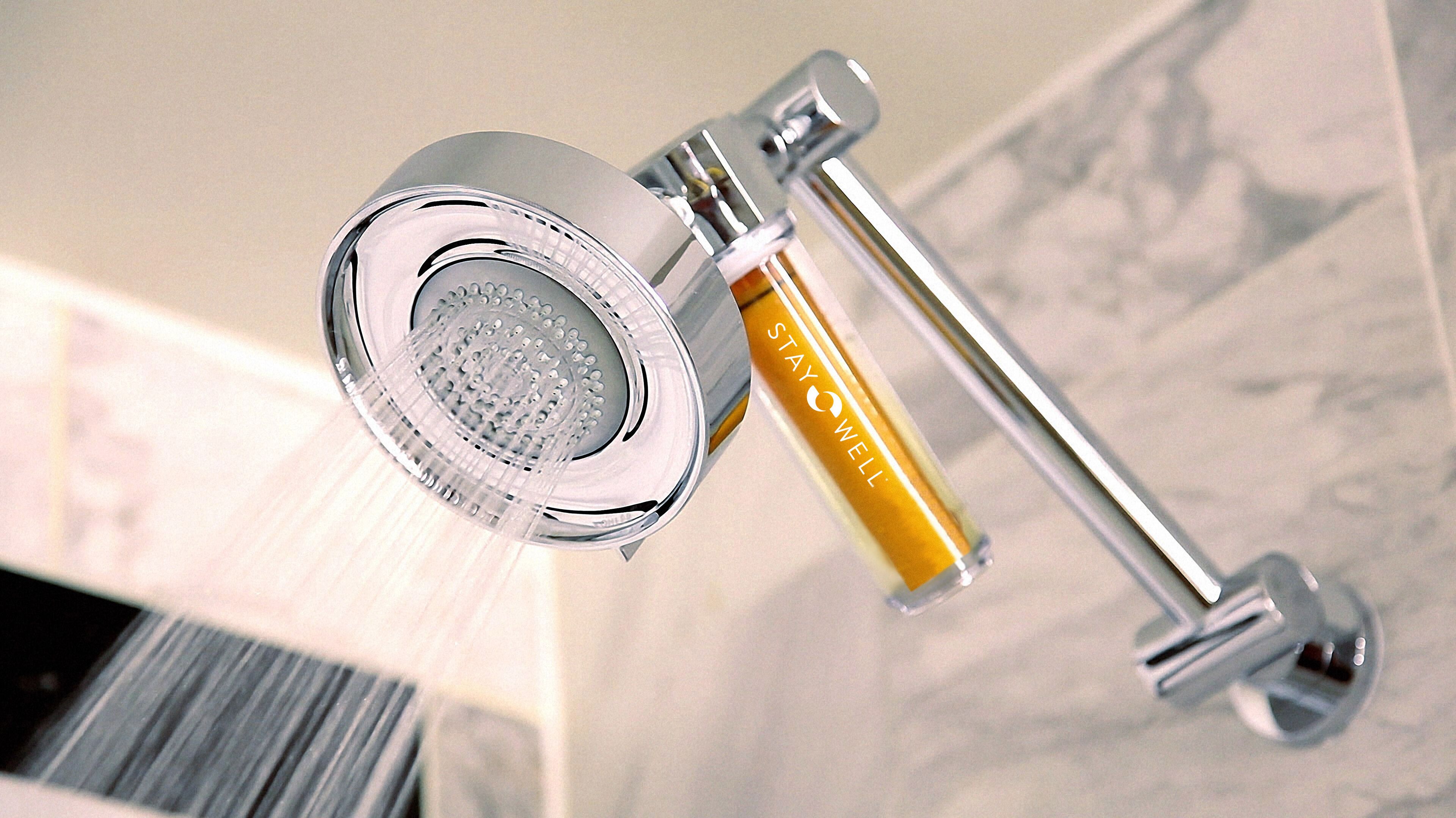Een moderne douche met een transparante regendouche en een gouden kraan.