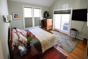 Standard Room, 1 Bedroom, Non Smoking (King Suite) Proof of Vaccination REQUIRED | Hypo-allergenic bedding, laptop workspace, iron/ironing board, free WiFi