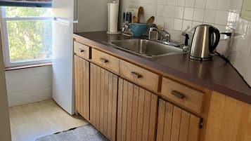 Standard Room, 1 Bedroom, Non Smoking (Queen Suite) | Dapur peribadi | Peti sejuk, pembancuh kopi/teh, produk pembersihan mesra alam