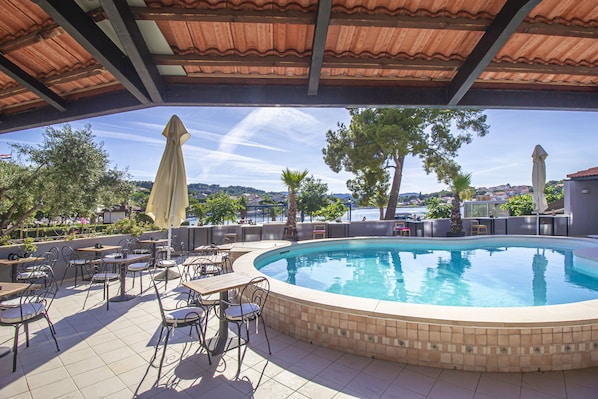 Piscine extérieure, chaises longues