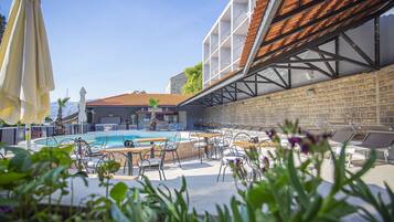 Piscine extérieure, chaises longues