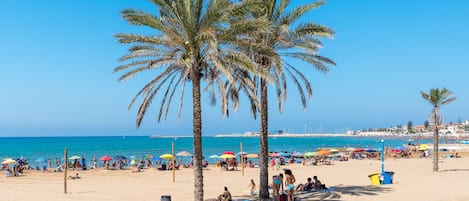 Una spiaggia nelle vicinanze, lettini da mare