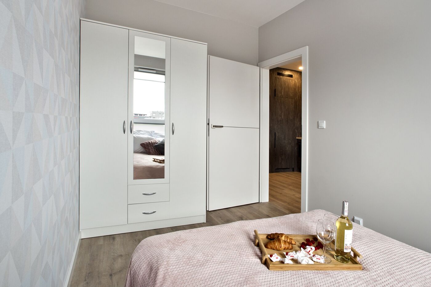 business apartment (5) | desk, soundproofing, iron/ironing board, free wifi