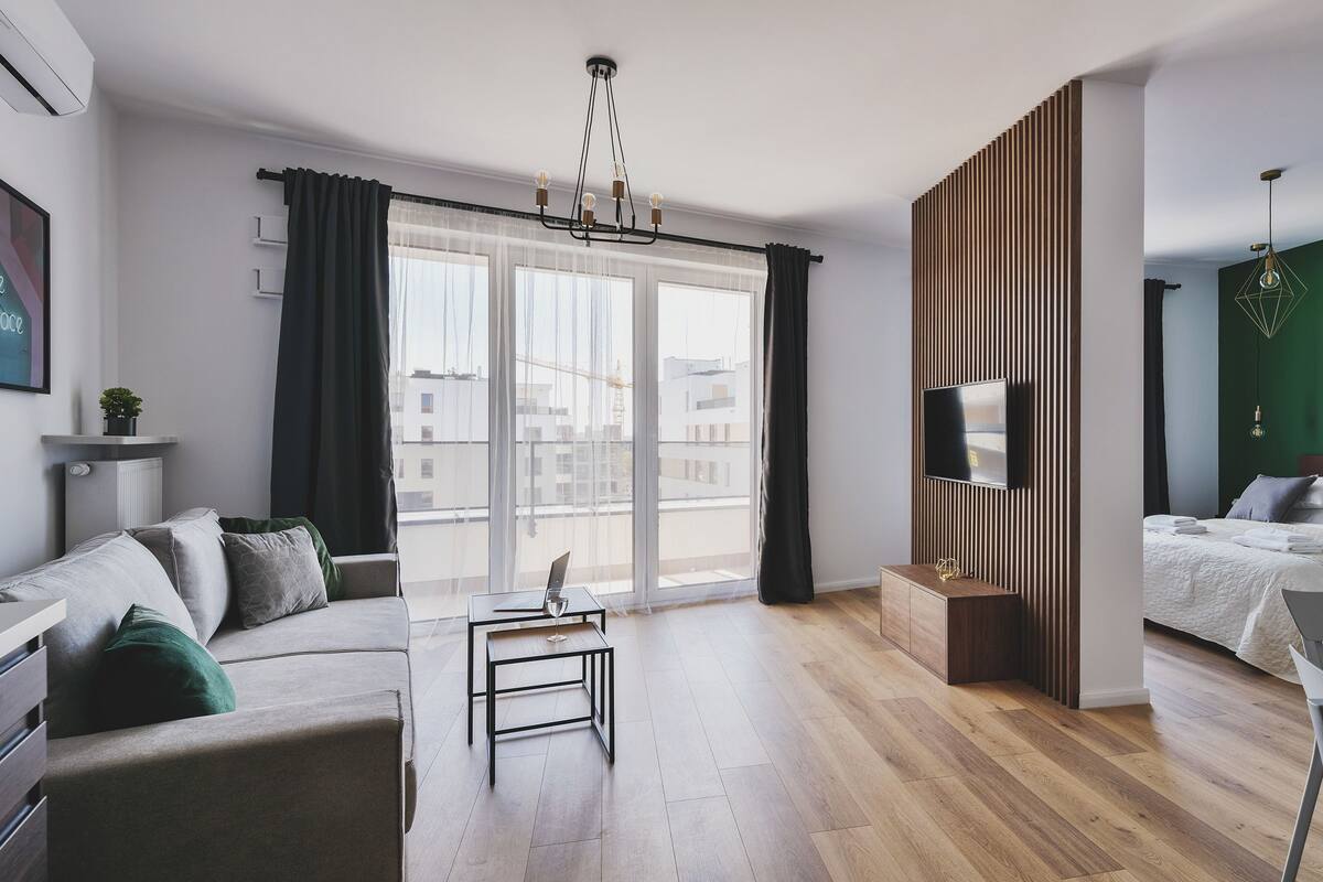Business Studio Suite | Desk, soundproofing, iron/ironing board, free WiFi