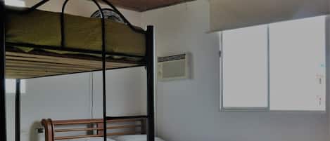 Chambre Familiale, plusieurs lits | Fer et planche à repasser, Wi-Fi gratuit, draps fournis