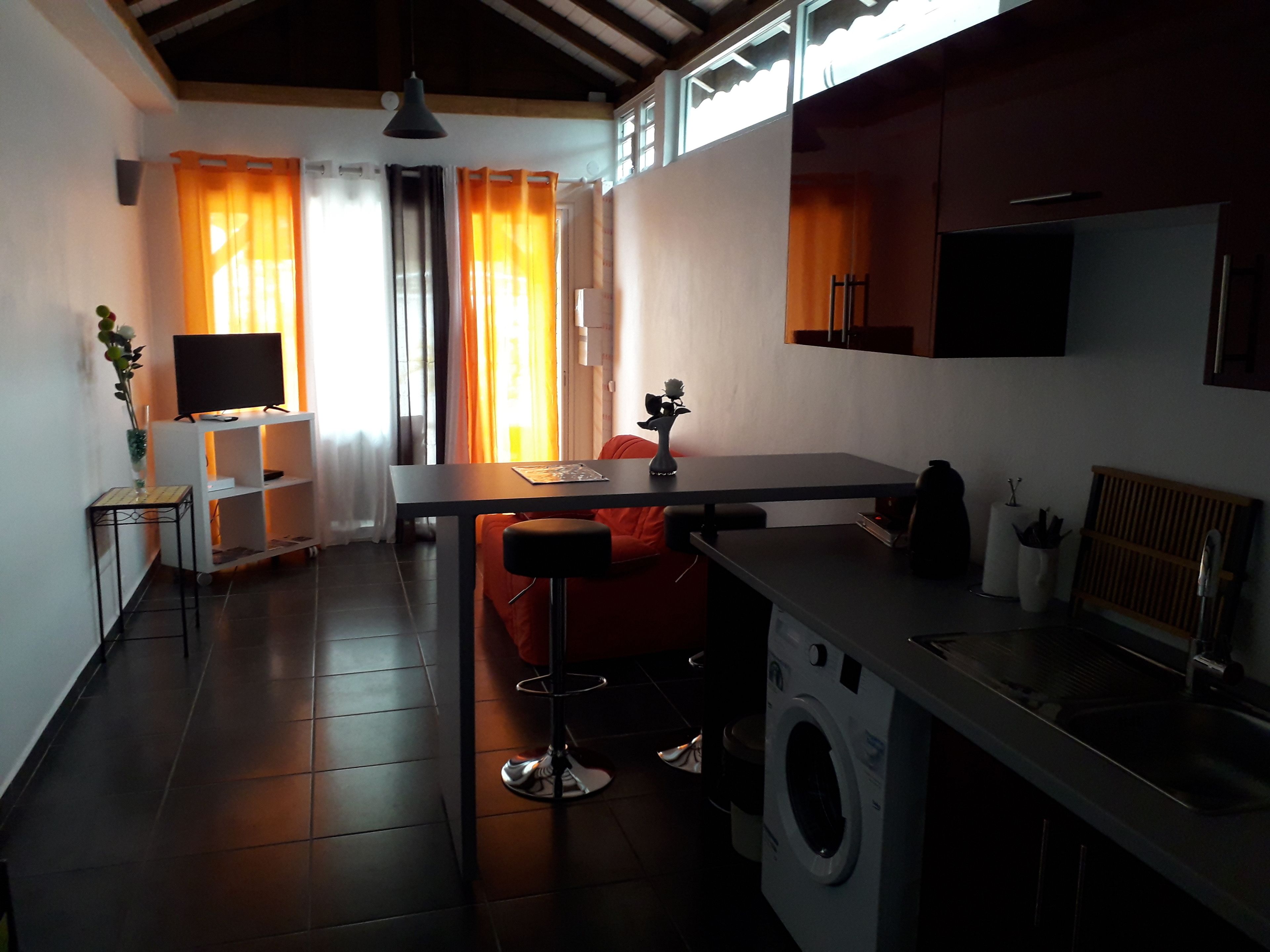 Comfort-Apartment, 1 Queen-Bett und Schlafsofa, Gartenblick | Wohnbereich | Flachbildfernseher