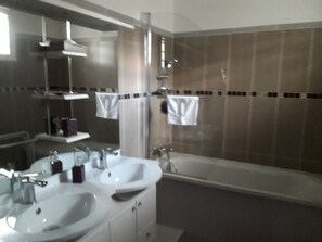 Comfort Suite, 1 King Bed | Bathroom | Free toiletries, hair dryer, bidet, towels - Le Saint Georges (Le Gosier)