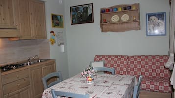 Apartamento básico, 1 quarto | Área de estar | TV