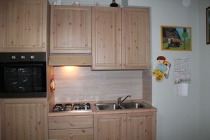 Lägenhet Basic - 1 sovrum | Eget pentry | Kylskåp, ugn, spishäll och grytor/köksredskap