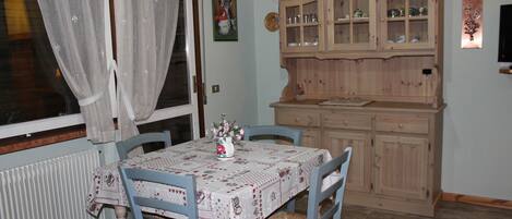 Basic Apartment, 1 Bedroom | In-room dining