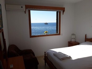 Doppelzimmer, Gemeinschaftsbad, Meerblick | Schreibtisch, Babybetten, Zustellbetten, kostenloses WLAN