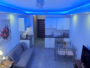 Estudio Deluxe, baño privado, vista al patio | Área de sala de estar